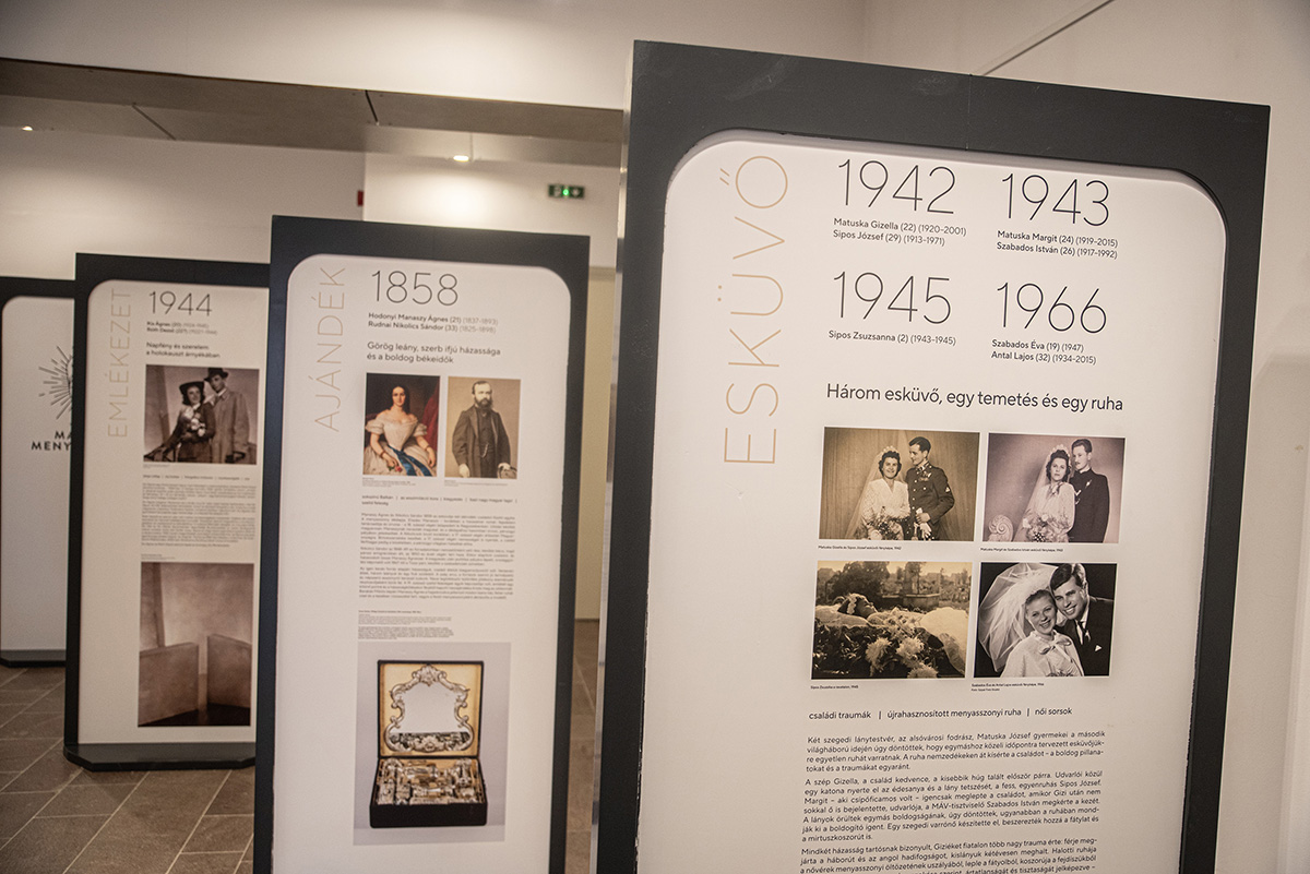 Megnyitották a Székely menyasszony kiállítást Csíkszeredában